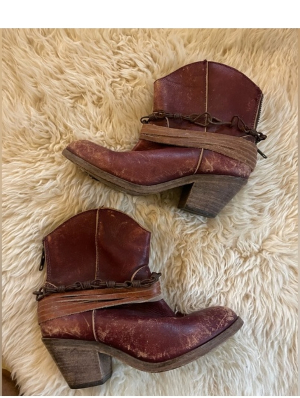 Indie spirit by Corral boots wine rosebud distressed western ankle boots Sz 7.5